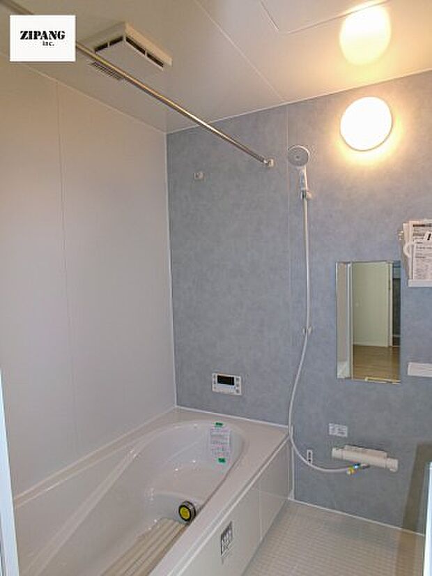 【風呂】【浴室】1坪タイプのお風呂。浴室暖房換気乾燥機付きで、雨の日の洗濯や冬の入浴を快適に過ごせます。