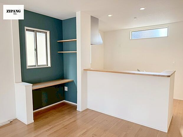 【居間・リビング】【スタディカウンター】リビングの一角に設置されたカウンターは、お子様の勉強や家事、ワークスペースに好評です。