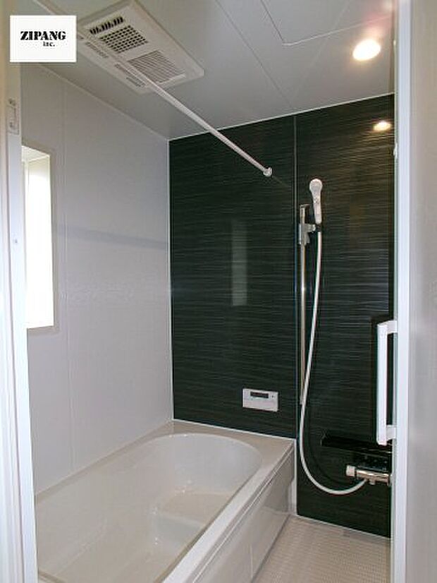 【風呂】【浴室】1坪タイプのお風呂。浴室暖房換気乾燥機付きで、雨の日の洗濯や冬の入浴を快適に過ごせます。