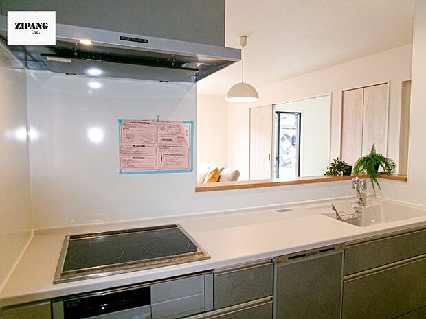 【キッチン】【キッチン】お子さまや家族と距離感近く料理が可能な対面式のシステムキッチンです。3口コンロのキッチンでお料理のレパートリーが増えそうです♪