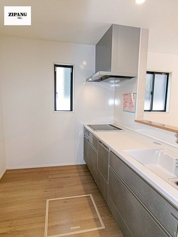 【キッチン】【キッチン】お子さまや家族と距離感近く料理が可能な対面式のシステムキッチンです。3口コンロのキッチンでお料理のレパートリーが増えそうです♪