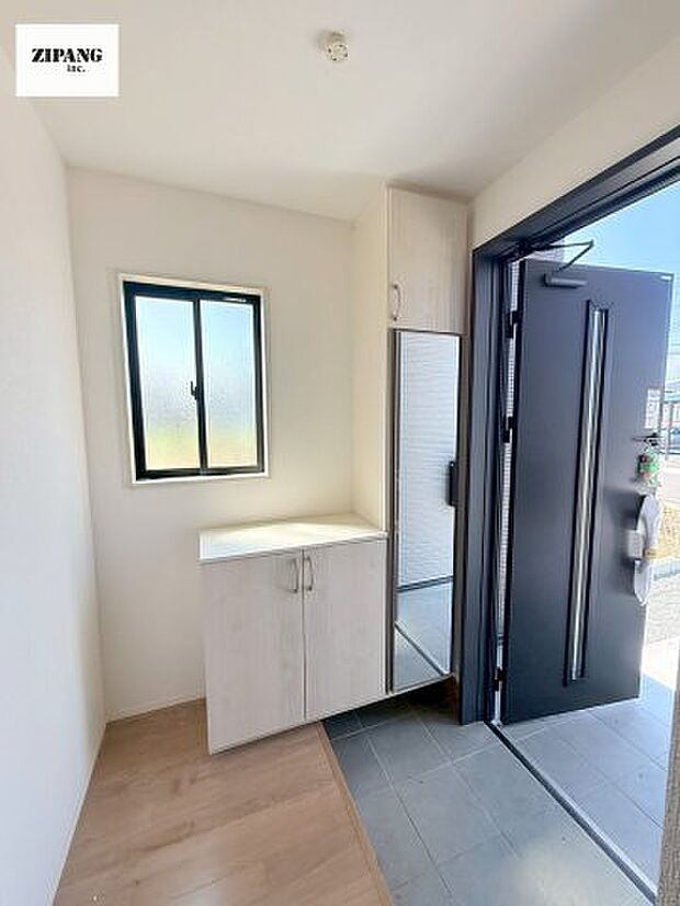 【玄関】【玄関】玄関に窓があるとお家全体が明るい印象を受けます。収納扉はミラー付きですのでお出かけ前に便利です。