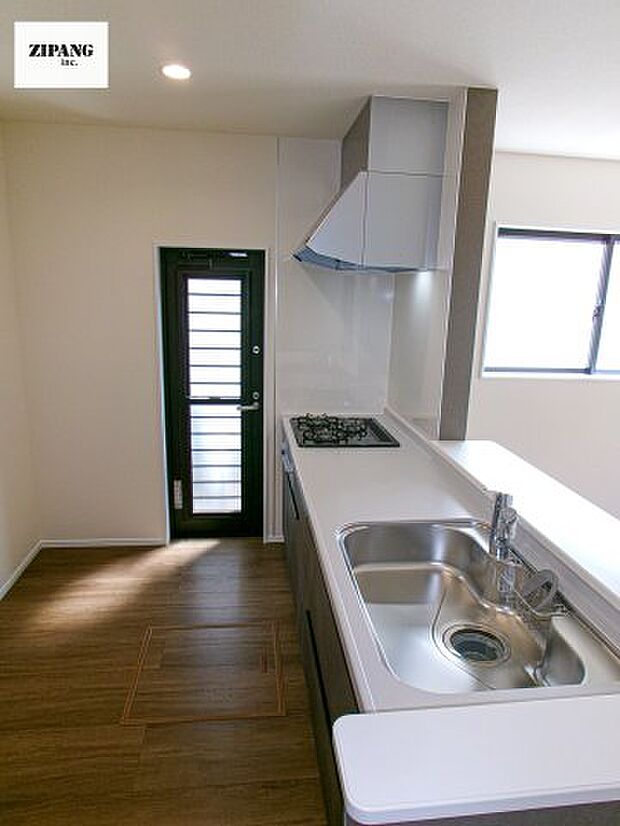 【キッチン】【キッチン】お子さまや家族と距離感近く料理が可能な対面式のシステムキッチンです。3口コンロのキッチンでお料理のレパートリーが増えそうです♪ 