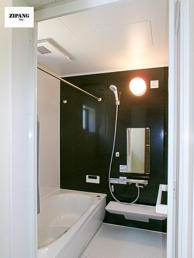 【風呂】【浴室】1坪タイプのお風呂。浴室暖房換気乾燥機付きで、雨の日の洗濯や冬の入浴を快適に過ごせます。