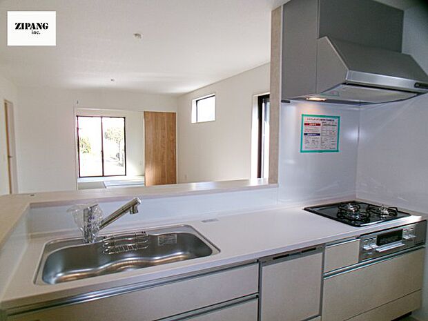 【キッチン】【キッチン】お子さまや家族と距離感近く料理が可能な対面式のシステムキッチンです。3口コンロのキッチンでお料理のレパートリーが増えそうです♪ 