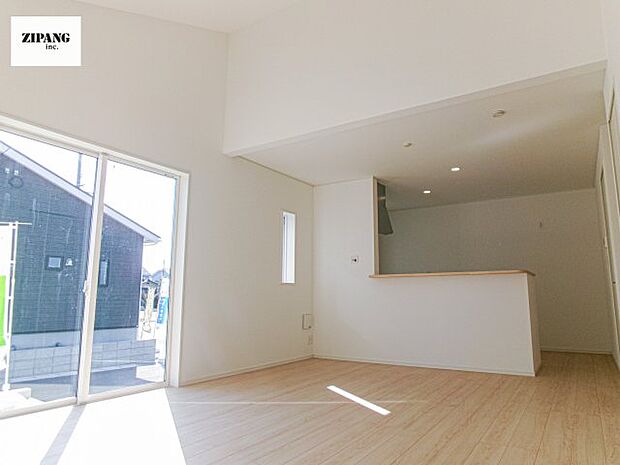 【居間・リビング】【リビング】キッチンと一体になったリビングはひろびろとしたくつろぎ空間を実現しています。