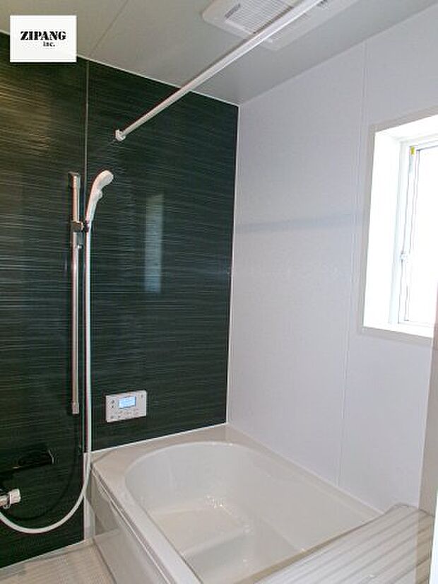 【風呂】【浴室】1坪タイプのお風呂。浴室暖房換気乾燥機付きで、雨の日の洗濯や冬の入浴を快適に過ごせます。