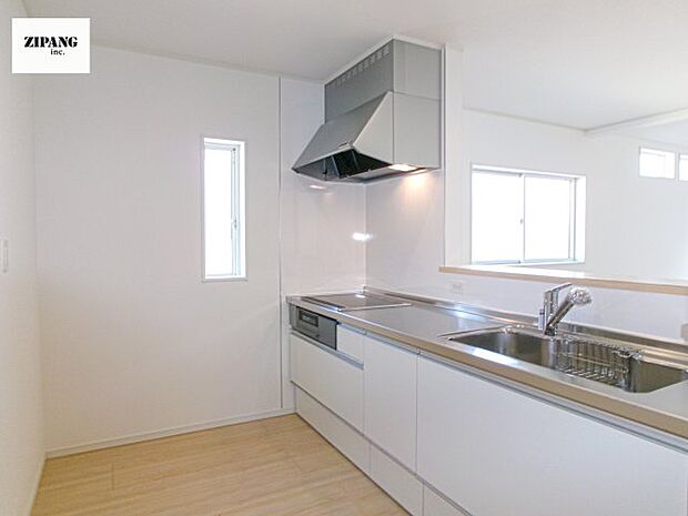 【キッチン】【キッチン】お子さまや家族と距離感近く料理が可能な対面式のシステムキッチンです。IHの3つ口コンロでお料理のレパートリーが増えそうです。