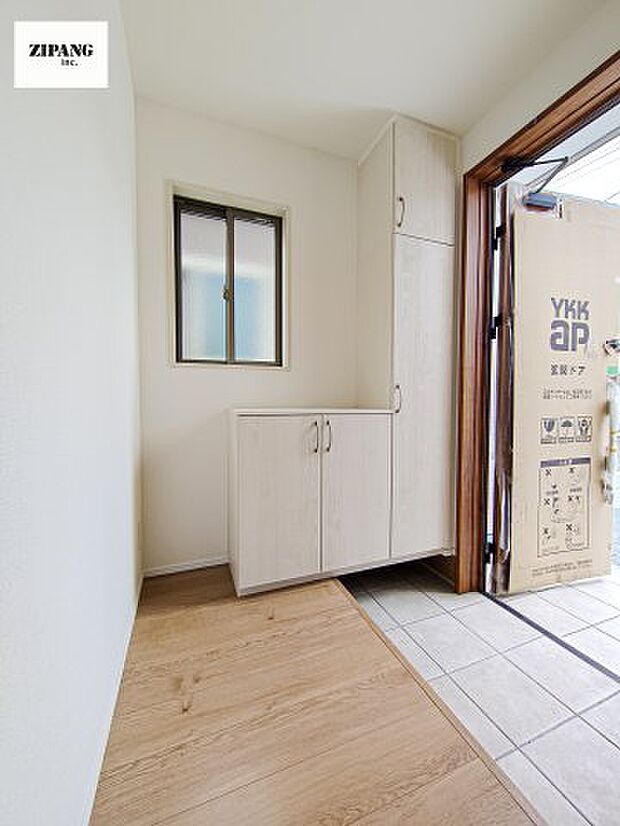 【玄関】【玄関】玄関に窓があるとお家全体が明るい印象を受けます。玄関タイルはお掃除しやすく清潔を保てます♪