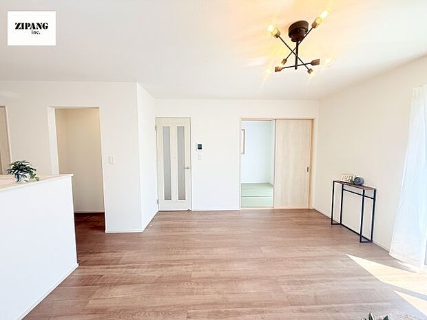 【居間・リビング】【リビング】キッチンと一体になったリビングはひろびろとしたくつろぎ空間を実現しています。 