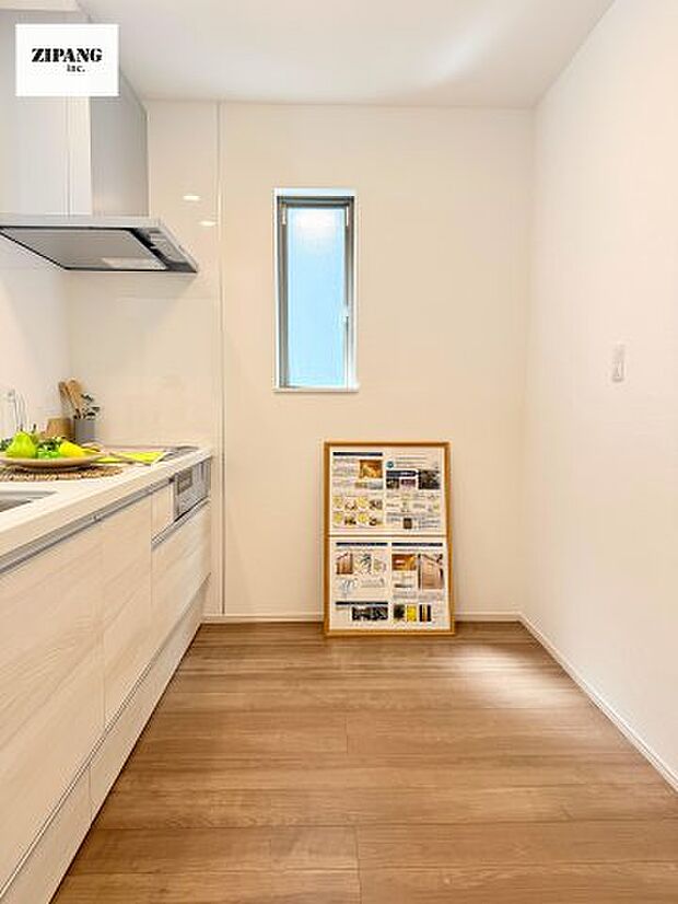 【キッチン】【キッチン】お子さまや家族と距離感近く料理が可能な対面式のシステムキッチンです。IHの3つ口コンロでお料理のレパートリーが増えそうです。 