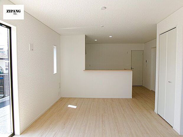 【居間・リビング】【リビング】キッチンと一体になったリビングはひろびろとしたくつろぎ空間を実現しています。