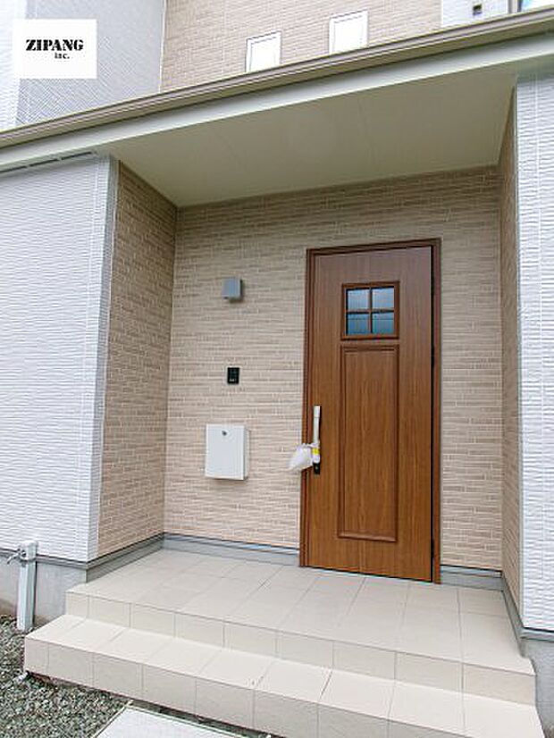 【玄関】【断熱玄関ドア】断熱性能にとって開口部の玄関はとても大事です。雨にぬれずに郵便物をとることができるポスト、テレビカメラ付きのインターホンがあります。 