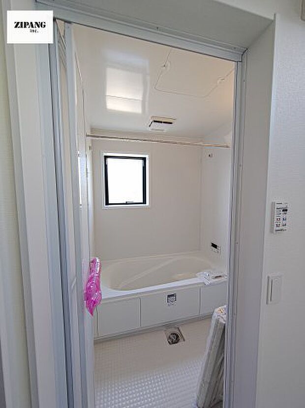 【風呂】【浴室】1坪タイプのお風呂。浴室暖房換気乾燥機付きで、雨の日の洗濯や冬の入浴を快適に過ごせます。