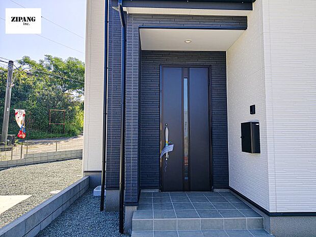 【玄関】【断熱玄関ドア】断熱性能にとって開口部の玄関はとても大事です。雨にぬれずに郵便物をとることができるポスト、テレビカメラ付きのインターホンがあります。