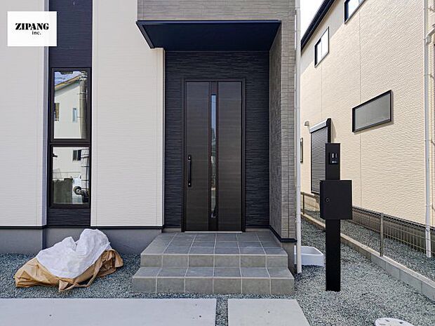 【玄関】【断熱玄関ドア】断熱性能にとって開口部の玄関はとても大事です。玄関先にはポスト、テレビカメラ付きのインターホンがあります。 