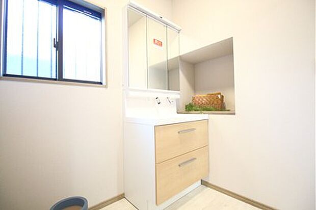 【洗面室】洗面台の横に収納あり。すぐ使いたいタオル置き場にいかがでしょうか?