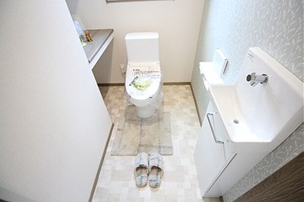 【トイレ】便座の横に棚があるのでストック品やインテリアを置くことができます。