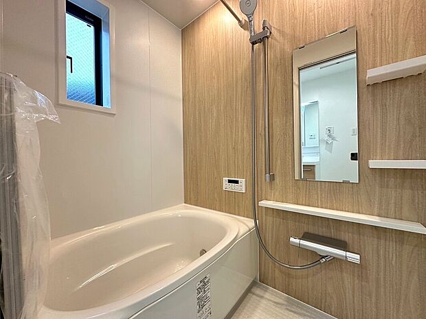 温かみのある浴室空間は心身共に疲れた身体をしっかり癒す事が出来ます。小窓から差し込む陽光は浴室全体を明るく演出します。