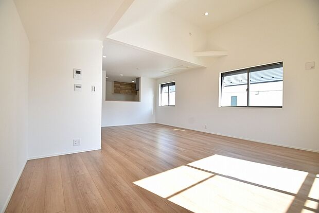 暮らしの中心となるLDKは20帖超を確保しております。同フロアに水廻りを集約させる事で奥様方の家事動線がとても便利になります。バルコニーも設置されており全てが完結出来る設計です。(施工例)