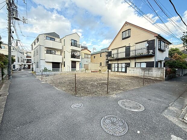 現地写真になります。完成予定は2026年3月となります。南西角地の好立地は温かい陽光と心地良い清風が舞い込んできます。開放感も演出しております。