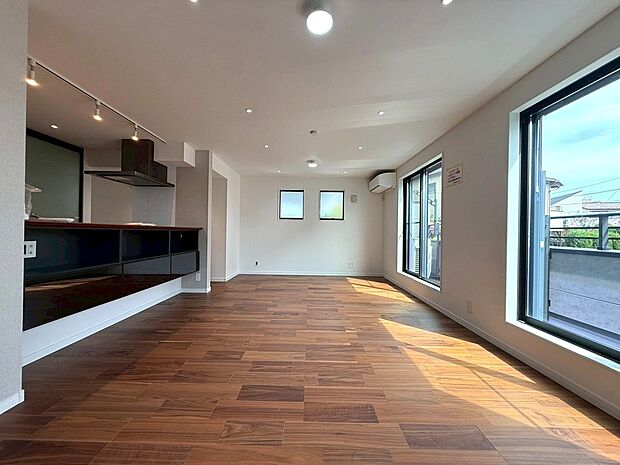 2階LDKだからこそ明るく心地良い空間となっております。視線を感じる事なくプライバシーもしっかり守られた設計です。窓の大きさや配置にも拘りを持って設計しております。