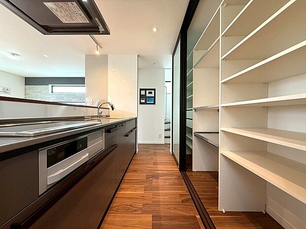 使い勝手の良い2.55サイズのシステムキッチンになります。各種多彩な設備を搭載しておりますので、毎日のお料理作りがとても便利になります。キッチン背面にはカップボードを設置しております。