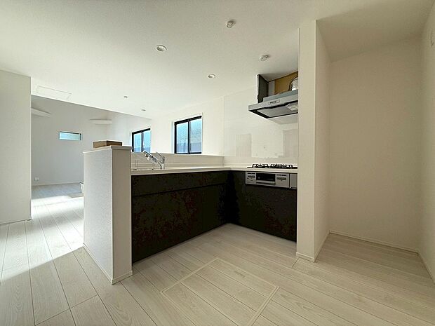 使い勝手の良い2.55サイズのシステムキッチンになります。各種多彩な設備を搭載する事で日々の調理がとても便利になります。開放感溢れる創りはコミュニケーションも弾みます。