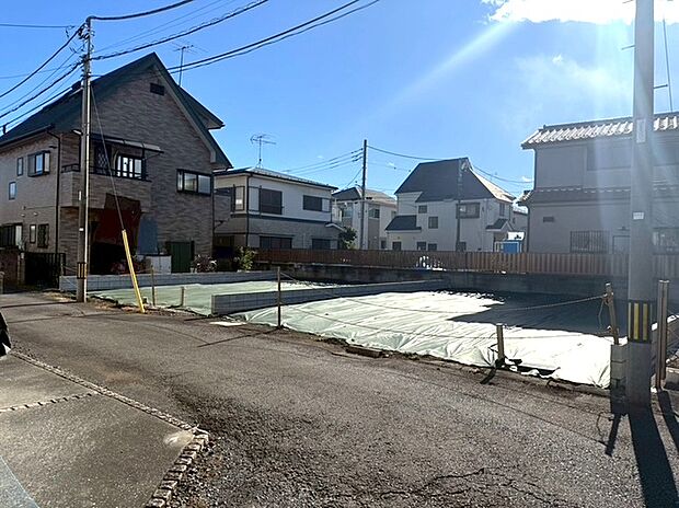 道路に面した綺麗な整形地のお土地に全2棟の誕生です。接道間口もしっかり確保されておりますので重厚感溢れるお家が建ち上がります。一際存在感を演出した佇まいがワンランク上の暮らしを叶えてくれます。