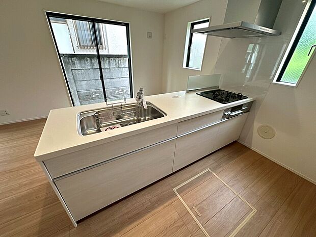 使い勝手の良い2.55サイズのI型システムキッチンになります。自然と会話が弾むオープンキッチンはとても人気です。皆様の楽しい団欒をお過ごしいただけます。