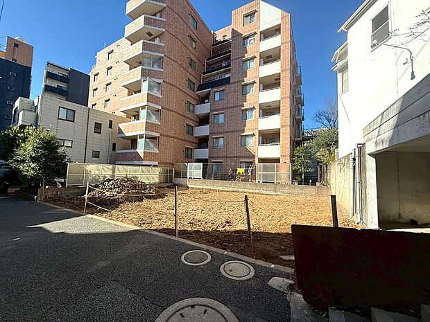 都心部でありながら住居系エリアの落ち着いた住環境が魅力の場所です。駅徒歩3分とは思えません♪温かい陽光がお土地にサンサンと降り注ぎます。陽当たりは大切なPOINTです。是非、現地をご覧くださいませ。