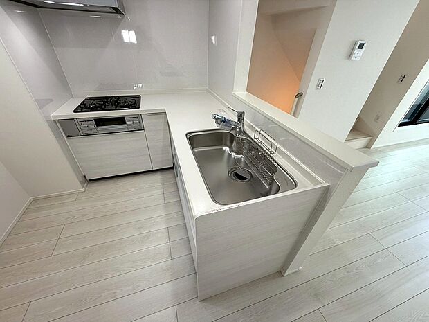 使い勝手の良いL字型システムキッチンになります。多彩な設備を搭載しておりますので、日々のお料理作りがとても便利になります。リビングを見渡せるオープンキッチン設計は自然とコミュニケーションも弾みます。