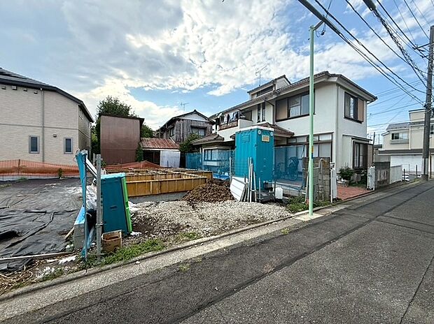第一種低層住居専用地域の穏やかな住環境になります。ご家族皆様が緩やかな時間をお過ごしいただけます。広く綺麗な青空を望む事が出来ますので心も安らぎます。是非リアルタイムにご覧くださいませ。