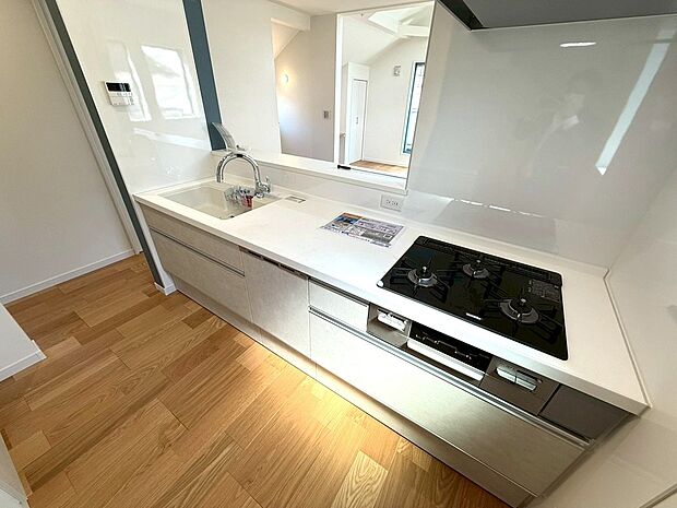 使い勝手の良いI型システムキッチンになります。2.55サイズになりますのでゆとりのスペースを確保出来ます。各種多彩な設備を搭載しておりますので毎日のお料理作りが便利になります。