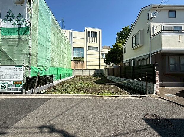 南道路に面した綺麗な整形地のお土地になります。温かい陽光と心地良い清風がたっぷり舞い込んできます。閉塞感を感じる事なく快適にお過ごしいただけます。