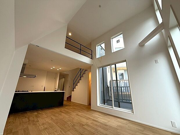 リビング上部は勾配天井になっており開放感を演出しております。実際の帖数よりもかなり広くご体感いただけます。南からは温かい陽光がサンサンと降り注ぎます。一日中明るく心地良い空間を演出しております。