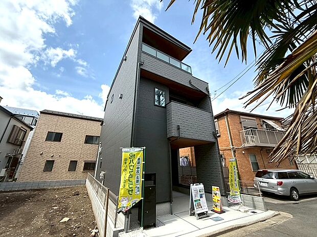 都心部でありながら住居系エリアの落ち着いた街並みに佇むお家になります。重厚感と高級感を演出した佇まいが堂々たる風格を漂わせております。永い暮らしをより快適にしてくれるお住まいです。