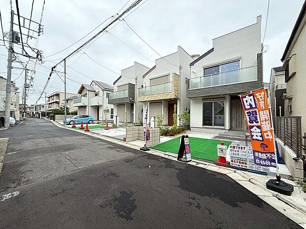 南側道路に面していて、開放感のある駐車スペースが住宅の前にございます。南側道路に面しているため差し込む陽の光が多く風通しの良い穏やかな暮らしを叶えることができる邸宅となっております。