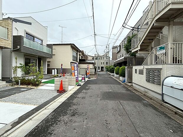 南側5mの道路になります。車通りも少なく静かな住宅街の為落ち着いた暮らしを叶えられます。物件の前にはゴミ捨て場もあり朝のごみ捨ても楽々することができるので朝もゆったり過ごすことが可能となっております。