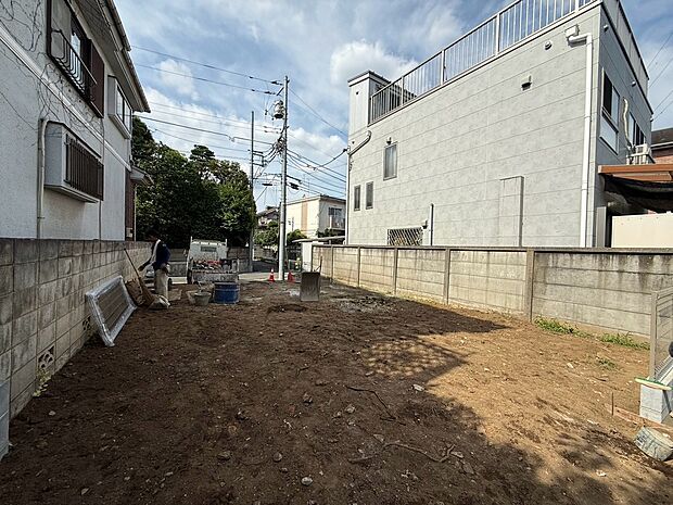 現地写真です。102.26m2のゆとりのある整形地です。北側約5mの道路に面しており、お車の出し入れもしやすい整った区画です。限定1区画のため、ぜひ現地で周辺環境も合わせてご確認ください。