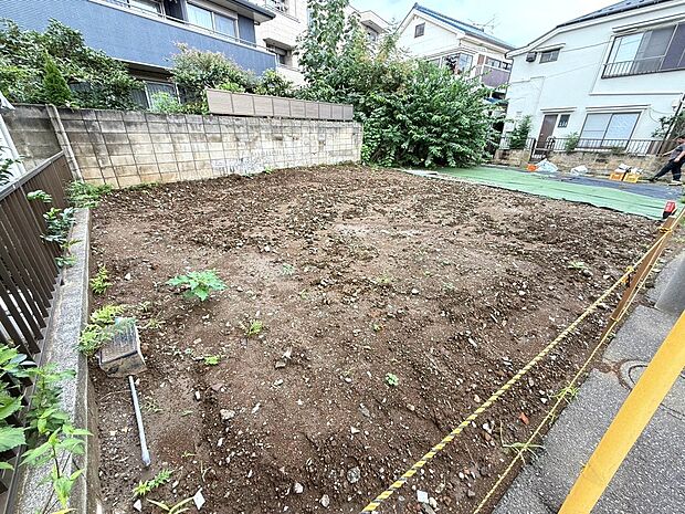 鷺ノ宮駅徒歩4分の立地ながら、周囲は落ち着いた住宅街が広がります。戸建て住宅が建ち並ぶ穏やかな雰囲気で、ゆったりとお過ごしいただける住環境です。
