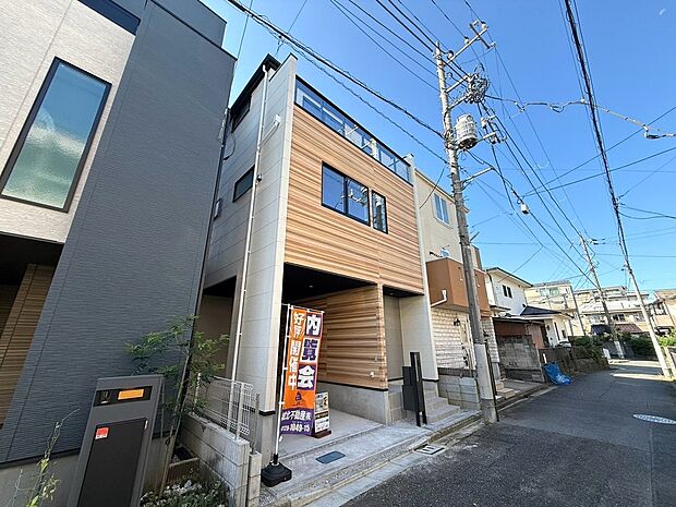 北側約3.8mの公道に面し、落ち着いた街並みに調和するモダンな住まいです。シンプルなフォルムでありながらも、存在感を感じる外観は上質な暮らしの始まりを感じさせてくれます。