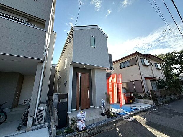 シンプルながらも、存在感があり洗練された都会的な印象です。暮らしやすさとデザイン性を兼ね備え、日々の生活を豊かにしてくれる邸宅をぜひ現地にてご覧ください。