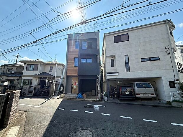 シンプルながらも素材の組み合わせにこだわりを感じられます。飽きのこない上質な雰囲気を演出します。毎日帰るのが楽しみになる、デザイン性豊かな邸宅です。