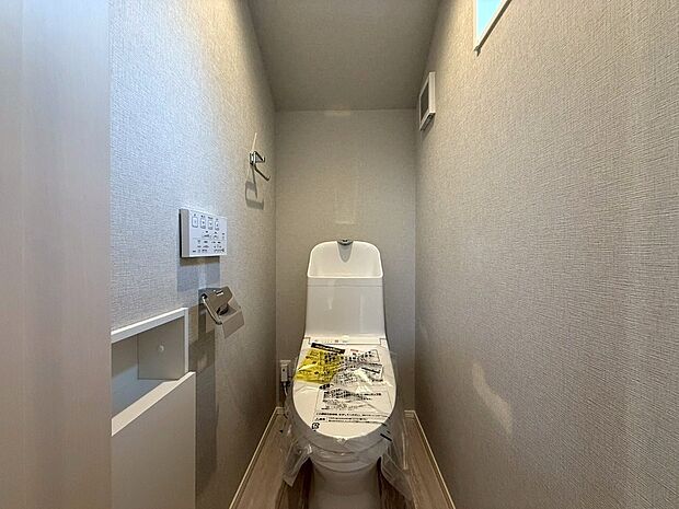 【◆トイレ】ほっとひと息出来る場所だからこそ白を基調とした清潔感溢れる空間にしております。窓を設ける事で採光と換気も確保出来ます。