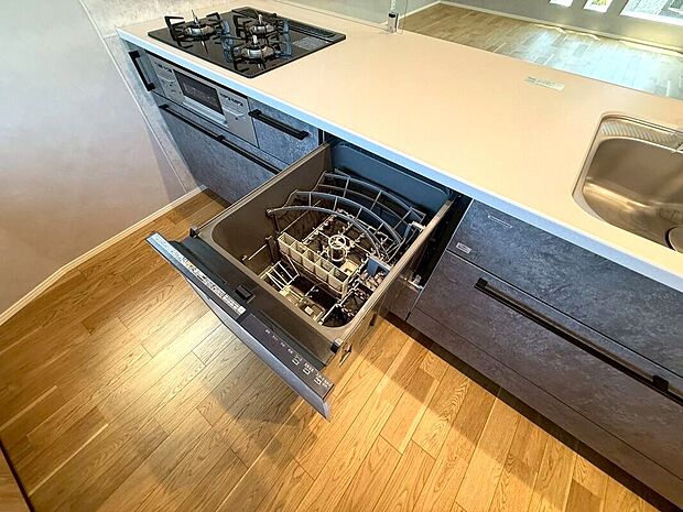 【◆食洗機】パワフルな洗浄力が頑固な油汚れをしっかり洗い流してくれます。節水&ECO機能を搭載した先進の食洗機です。