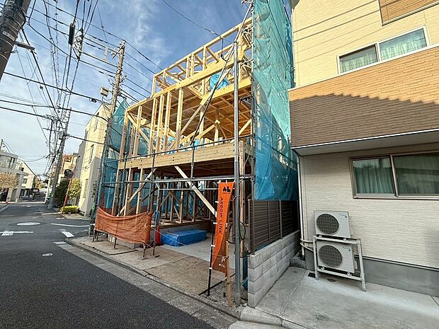 【◆現地】隣地と視線が合わない様に窓の大きさや配置もしっかり考えられております。