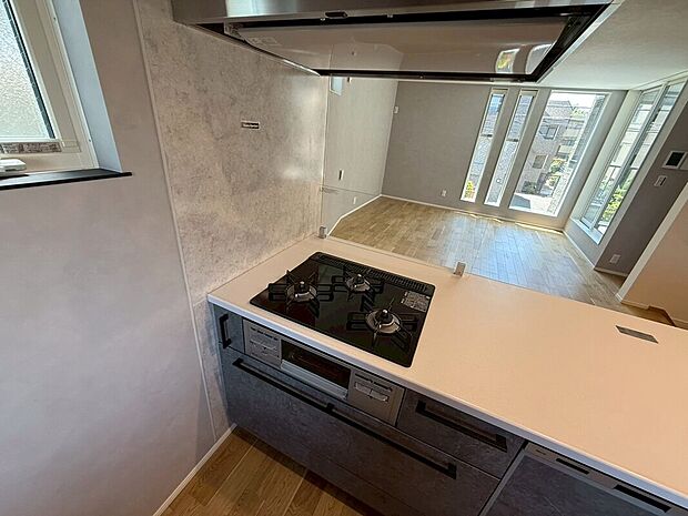 【◆ガスコンロ】お料理作りが捗る3口ガスコンロ付きです。熱や傷に強いトップを採用、サッと拭くだけで綺麗になります。