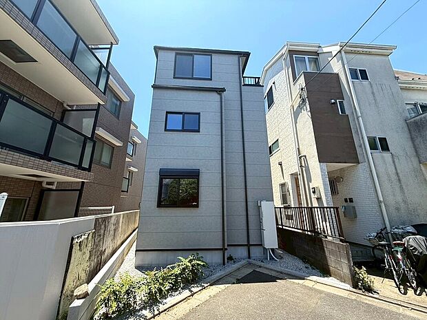 【◆外観同仕様施工例写真】外観同仕様施工例写真になります。建売住宅とは思えない高級感と重厚感溢れるお家になります。