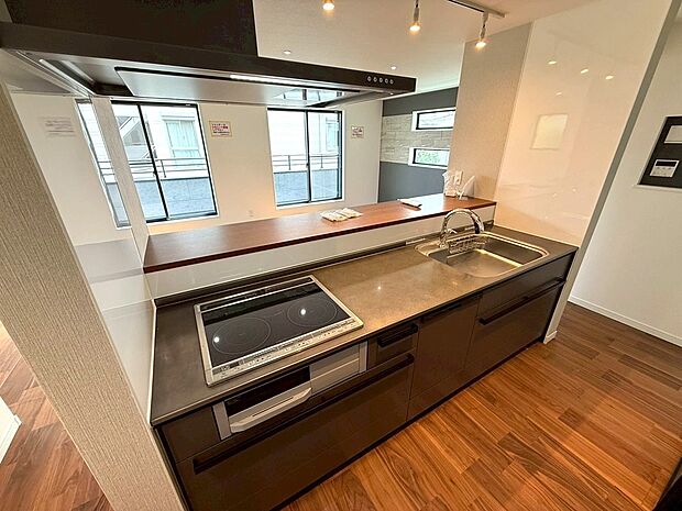 【◆キッチン】同仕様施工例写真になります。完成前になりますので、ショールームにてプレゼンテーションさせていただきます。実際の品質もご覧いただく事が出来ますのでイメージも湧きやすいと思います。